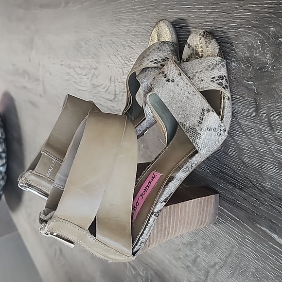 Betsey Johnson Bazar Open Toe Ankle Strap Stacked Heel Sandal Tan/Snake 6 - Picture 2 of 10